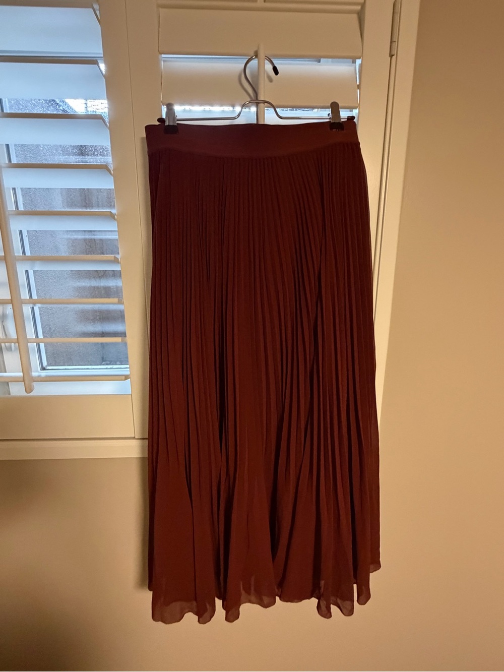 Aritzia (Wilfred) Women's Pleated Midi Skirt in Deep Burgundy
